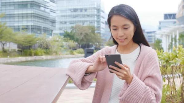 手機老跳廣告怎么處理（教你幾招關閉手機軟件彈屏廣告多）(1)
