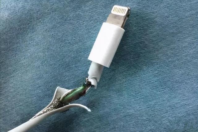 蘋果充不進(jìn)去電是什么原因（蘋果手機(jī)充不了電一招幫你解決）(2)