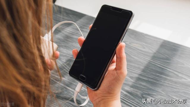 邊充電邊玩手機(jī)對(duì)電池有影響嗎（邊玩手機(jī)邊充電是不是會(huì)損害電池）(1)