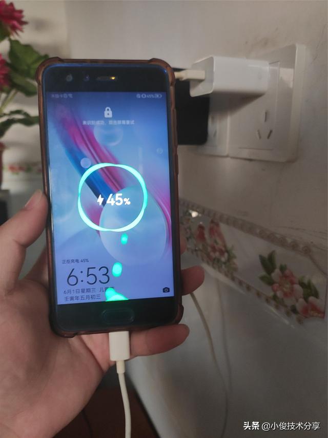 邊充電邊玩手機(jī)對(duì)電池有影響嗎（邊玩手機(jī)邊充電是不是會(huì)損害電池）(2)