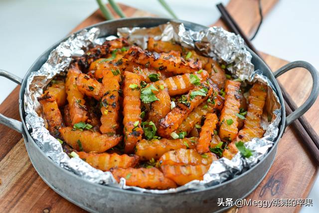 空氣炸鍋炸土豆條怎么炸（用空氣炸鍋做狼牙土豆的做法）(2)