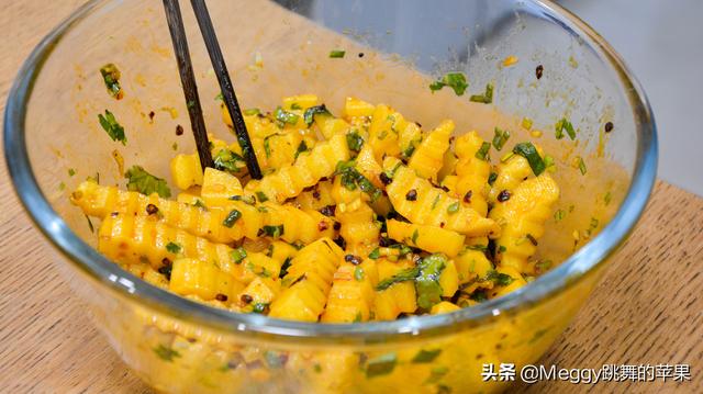 空氣炸鍋炸土豆條怎么炸（用空氣炸鍋做狼牙土豆的做法）(9)