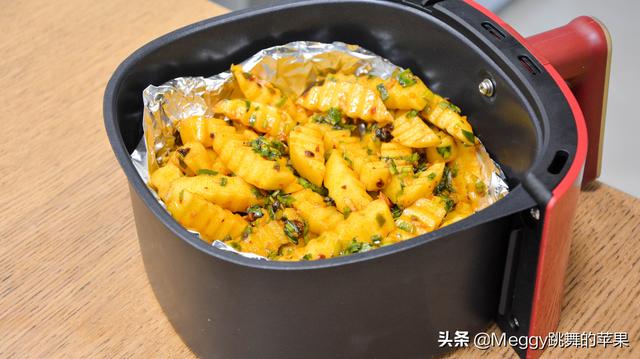 空氣炸鍋炸土豆條怎么炸（用空氣炸鍋做狼牙土豆的做法）(11)