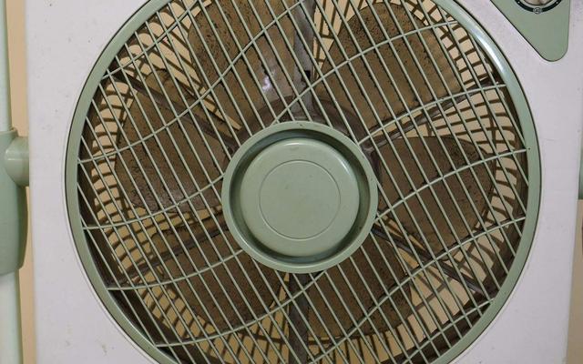 電風(fēng)扇怎么清洗方便（清理電風(fēng)扇灰塵最妙方法）(1)