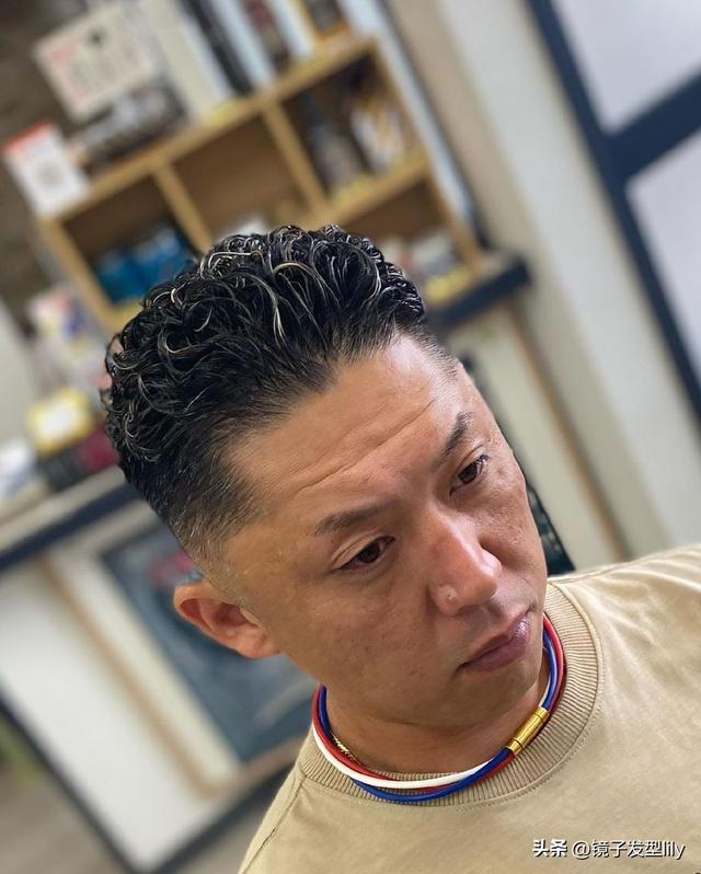 男短發(fā)發(fā)型設(shè)計(jì)（男士發(fā)型兩邊鏟還是兩邊剪短）(11)