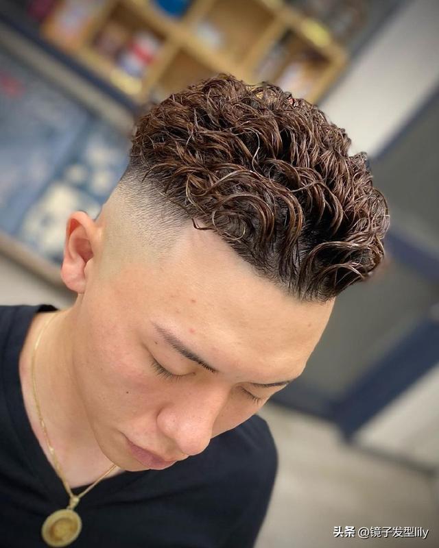 男短發(fā)發(fā)型設(shè)計(jì)（男士發(fā)型兩邊鏟還是兩邊剪短）(12)