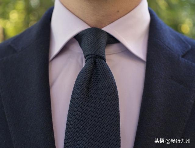 領(lǐng)帶半溫莎結(jié)打法（紳士常見(jiàn)的十種領(lǐng)帶打法）(11)