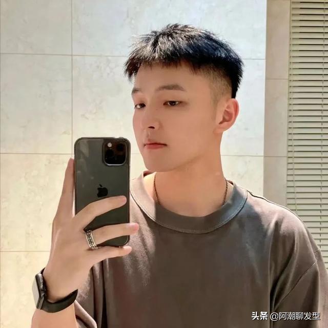 男生短發(fā)發(fā)型圖片（短發(fā)發(fā)型男2022新款寸頭剪法）(2)