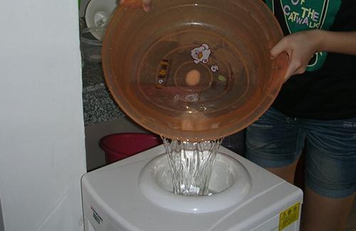 如何清洗飲水機(jī)內(nèi)部的污垢（正確清洗飲水機(jī)小妙招）(6)