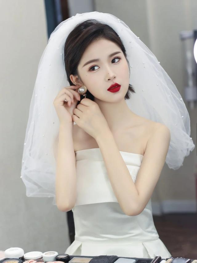 短發(fā)婚紗照造型（超美膩白紗新娘短發(fā)造型教程）(1)