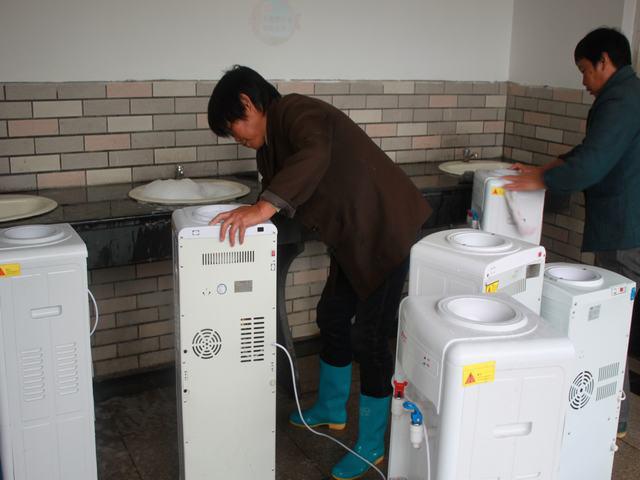 如何清洗飲水機(jī)內(nèi)部的污垢（正確清洗飲水機(jī)小妙招）(7)
