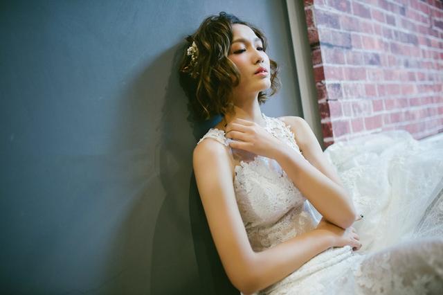 短發(fā)婚紗照造型（超美膩白紗新娘短發(fā)造型教程）(10)