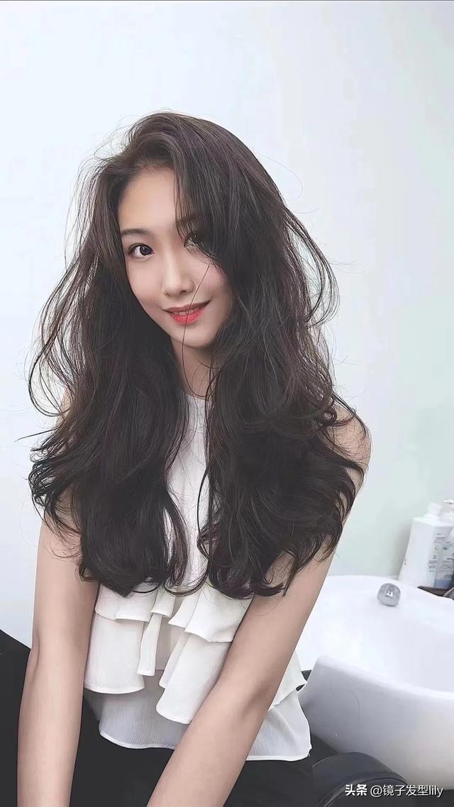 中短卷發(fā)發(fā)型圖片（立體短發(fā)波波頭大波浪）(15)