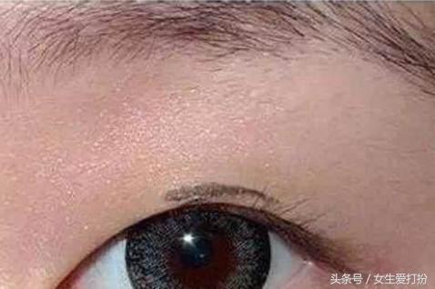 眼線筆怎么畫初學者（新手用眼線膠筆畫眼線最簡單方法）(1)