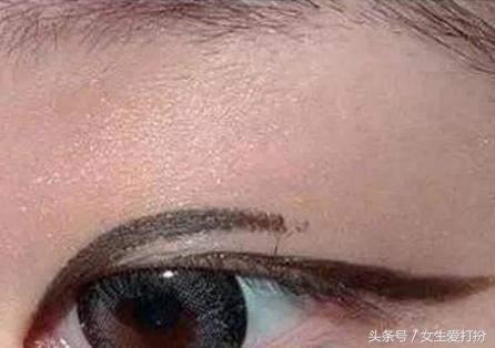 眼線筆怎么畫初學者（新手用眼線膠筆畫眼線最簡單方法）(3)