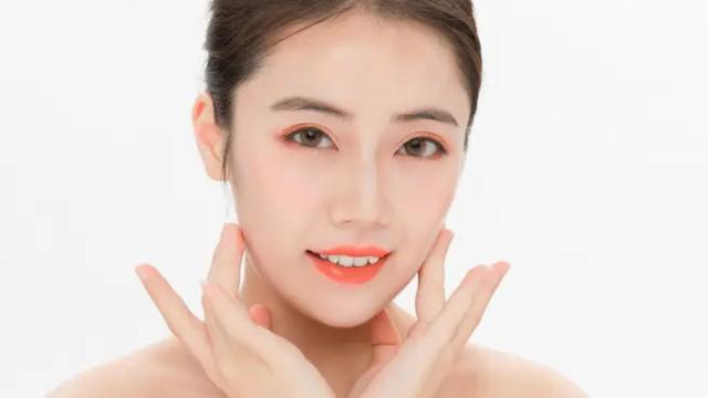 全身美白產(chǎn)品哪個(gè)牌子效果好（4款超好用的國貨美白精華）(1)