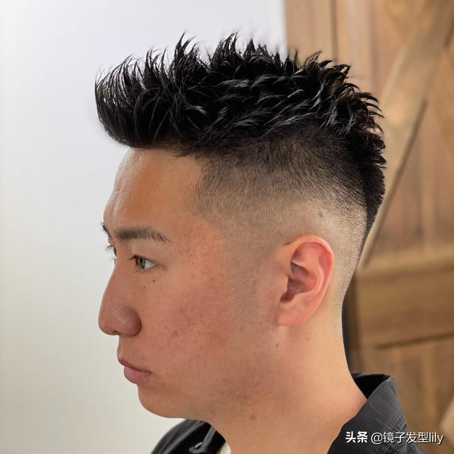 飛機頭發(fā)型怎么弄（男士燙發(fā)超帥短發(fā)飛機頭）(1)