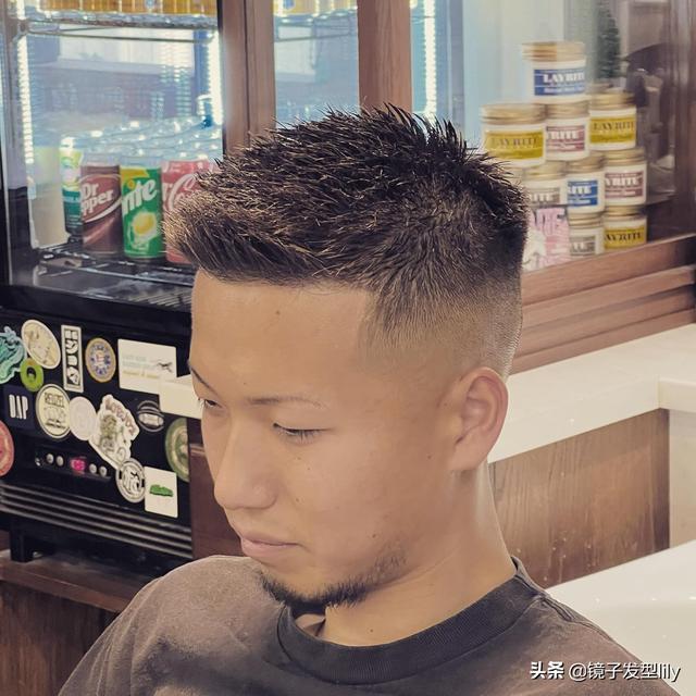 飛機頭發(fā)型怎么弄（男士燙發(fā)超帥短發(fā)飛機頭）(2)