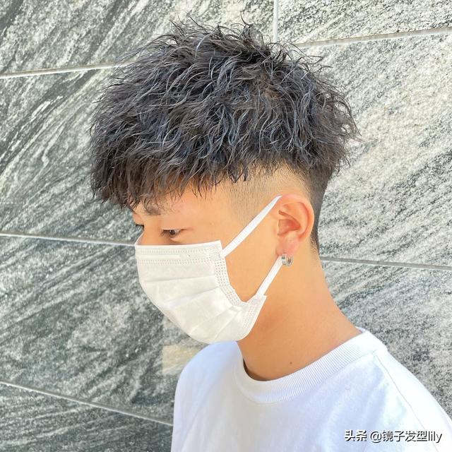 飛機頭發(fā)型怎么弄（男士燙發(fā)超帥短發(fā)飛機頭）(12)