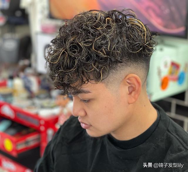 飛機頭發(fā)型怎么弄（男士燙發(fā)超帥短發(fā)飛機頭）(13)