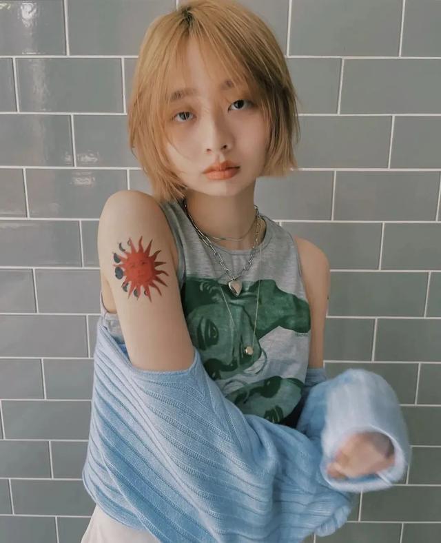 染頭發(fā)什么顏色好看（推薦6款發(fā)色時髦顯白）(56)