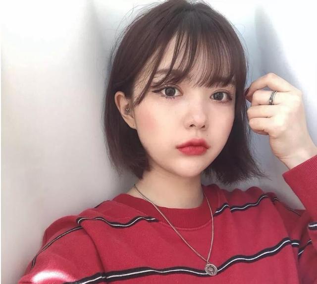 長(zhǎng)臉型適合什么樣的發(fā)型（10款長(zhǎng)臉適合的短發(fā)）(3)