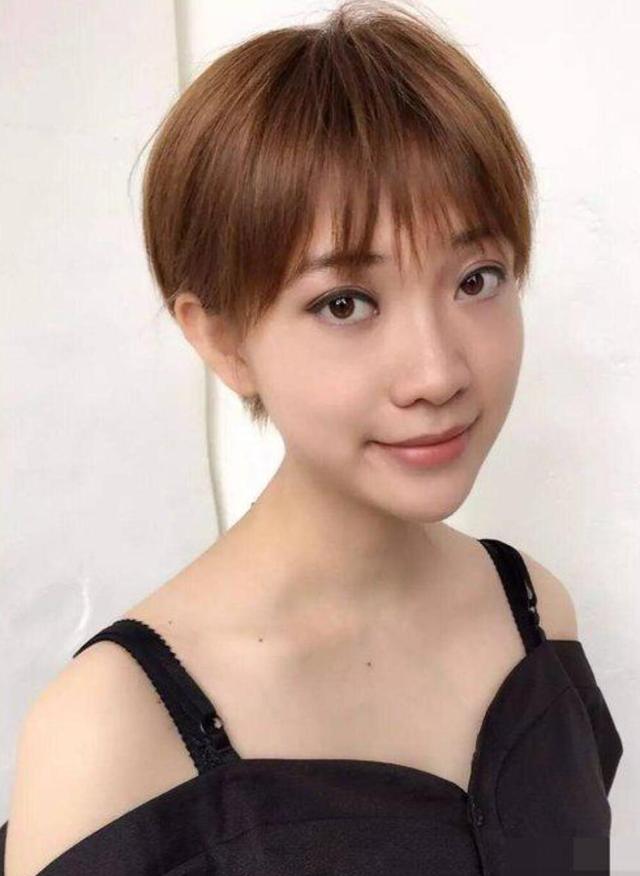 長(zhǎng)臉型適合什么樣的發(fā)型（10款長(zhǎng)臉適合的短發(fā)）(9)