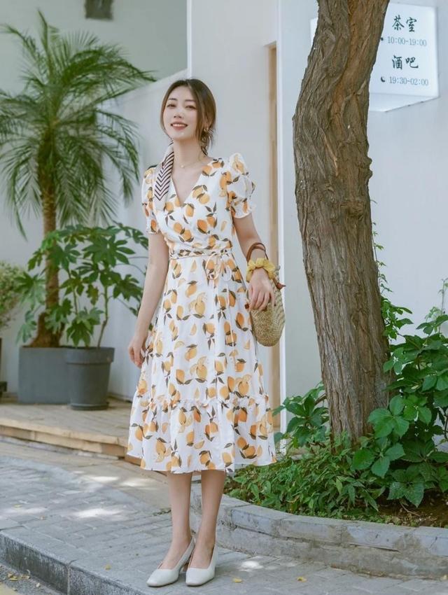 綁頭發(fā)的方法（夏季絲巾的系法配v領(lǐng)碎花裙子）(1)