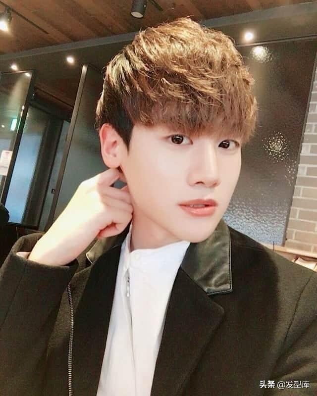 男生燙發(fā)發(fā)型名字大全（韓國當(dāng)前比較常見的25款發(fā)型）(15)