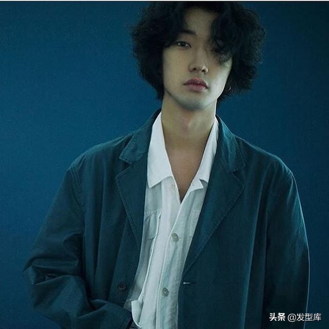 男生燙發(fā)發(fā)型名字大全（韓國當(dāng)前比較常見的25款發(fā)型）(19)