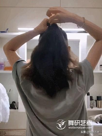 盤頭最簡單的方法（舞蹈生4種不同的盤頭方法）(3)