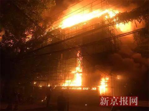 巴黎圣母院起火原因（巴黎圣母院火災(zāi)罪魁禍?zhǔn)资撬鼏幔?5)