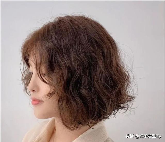 燙哪種頭發(fā)好看女（最時尚的短燙發(fā)圖片）(4)