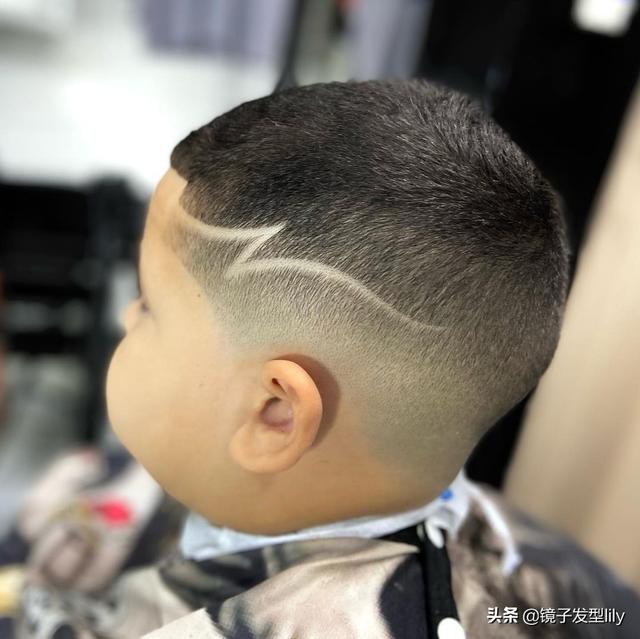 男孩子剪什么發(fā)型好看（5款帥氣有型很時尚的發(fā)型）(2)