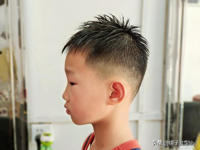 男孩子剪什么發(fā)型好看（5款帥氣有型很時尚的發(fā)型）(4)