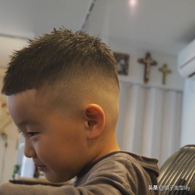 男孩子剪什么發(fā)型好看（5款帥氣有型很時尚的發(fā)型）(5)