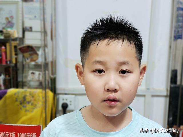 男孩子剪什么發(fā)型好看（5款帥氣有型很時尚的發(fā)型）(6)