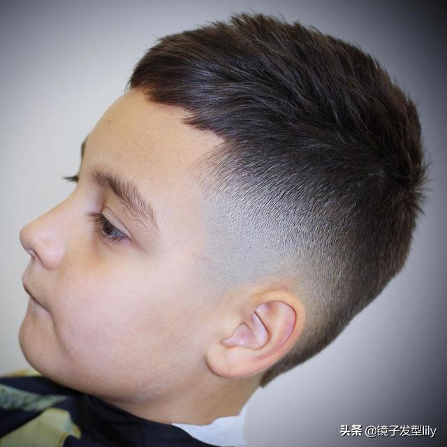 男孩子剪什么發(fā)型好看（5款帥氣有型很時尚的發(fā)型）(9)