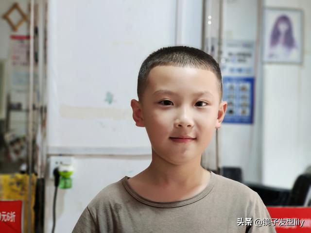 男孩子剪什么發(fā)型好看（5款帥氣有型很時尚的發(fā)型）(10)