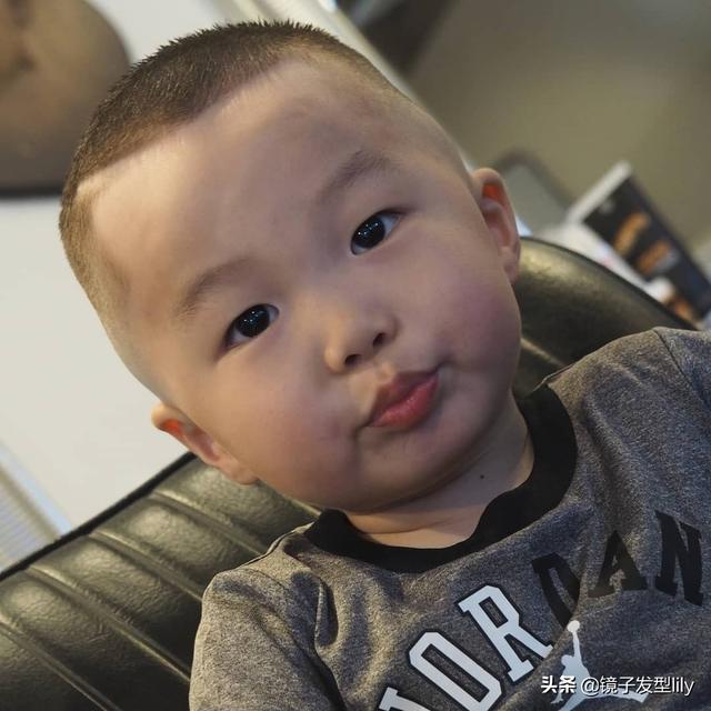 男孩子剪什么發(fā)型好看（5款帥氣有型很時尚的發(fā)型）(11)