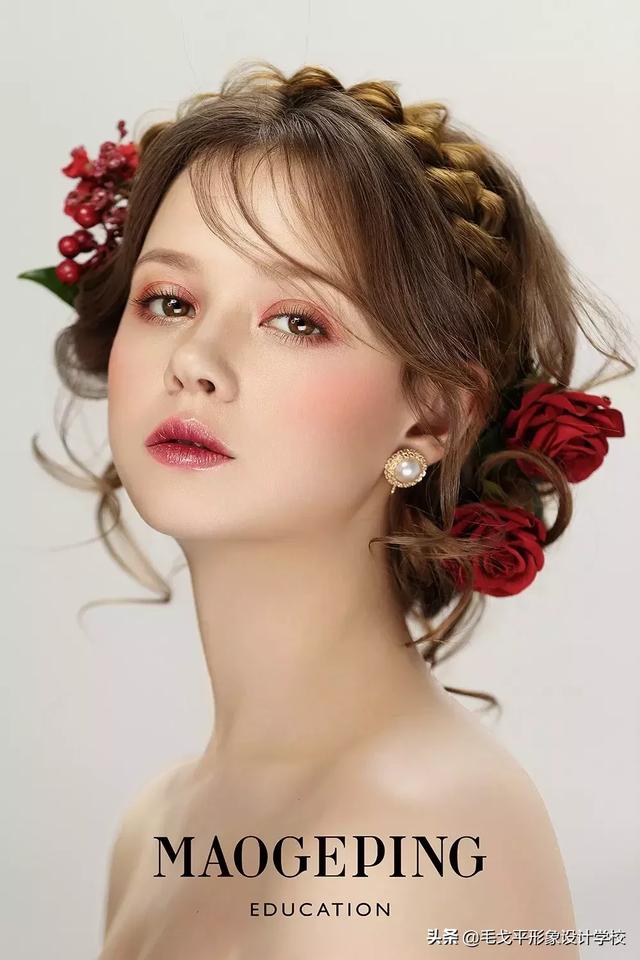 最新新娘盤發(fā)造型（簡(jiǎn)單的新娘盤發(fā)圖片大全）(2)