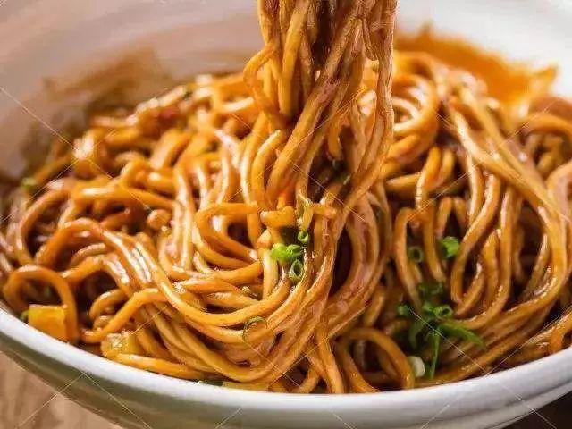中國(guó)最火十大面條（全國(guó)十大當(dāng)?shù)靥厣鏃l）(6)