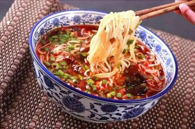 中國(guó)最火十大面條（全國(guó)十大當(dāng)?shù)靥厣鏃l）(9)