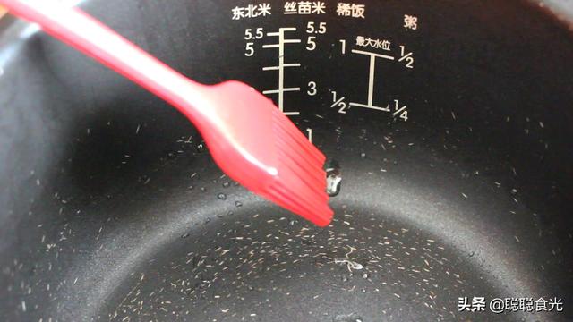 電飯鍋?zhàn)龅案庠敿?xì)步驟（電飯鍋怎樣做蛋糕松軟又好吃）(3)