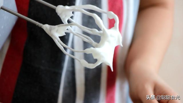 電飯鍋?zhàn)龅案庠敿?xì)步驟（電飯鍋怎樣做蛋糕松軟又好吃）(9)