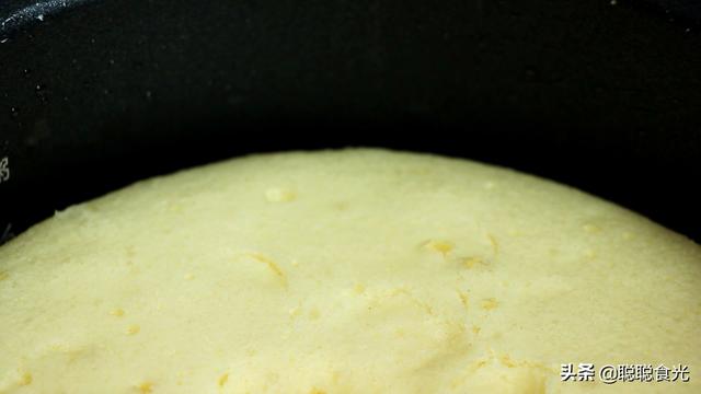 電飯鍋?zhàn)龅案庠敿?xì)步驟（電飯鍋怎樣做蛋糕松軟又好吃）(13)
