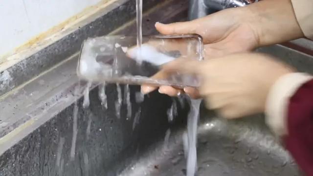 透明手機(jī)殼發(fā)黃怎么洗白（透明手機(jī)殼發(fā)黃清洗小竅門(mén)）(4)