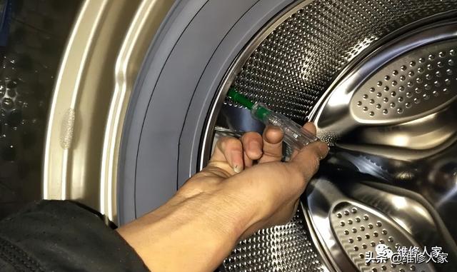 洗衣機(jī)噪音大是怎么回事（洗衣機(jī)漏電的原因和簡單修理方法）(1)