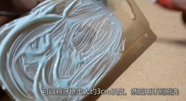 手機(jī)殼發(fā)黃怎么辦變白（手機(jī)殼快速變黃的方法）(2)