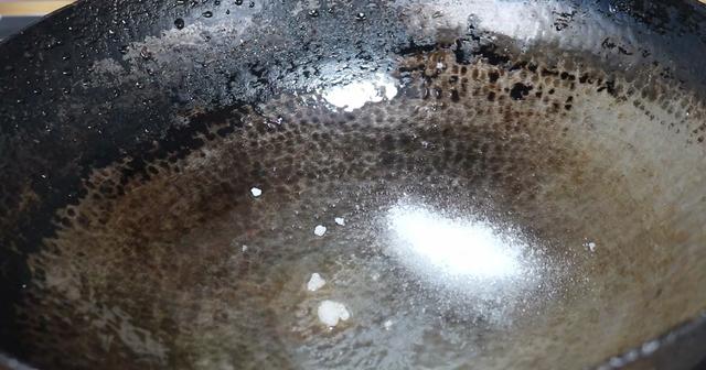 生銹的鐵鍋怎么處理（生活小妙招新鐵鍋怎樣不會生銹）(6)